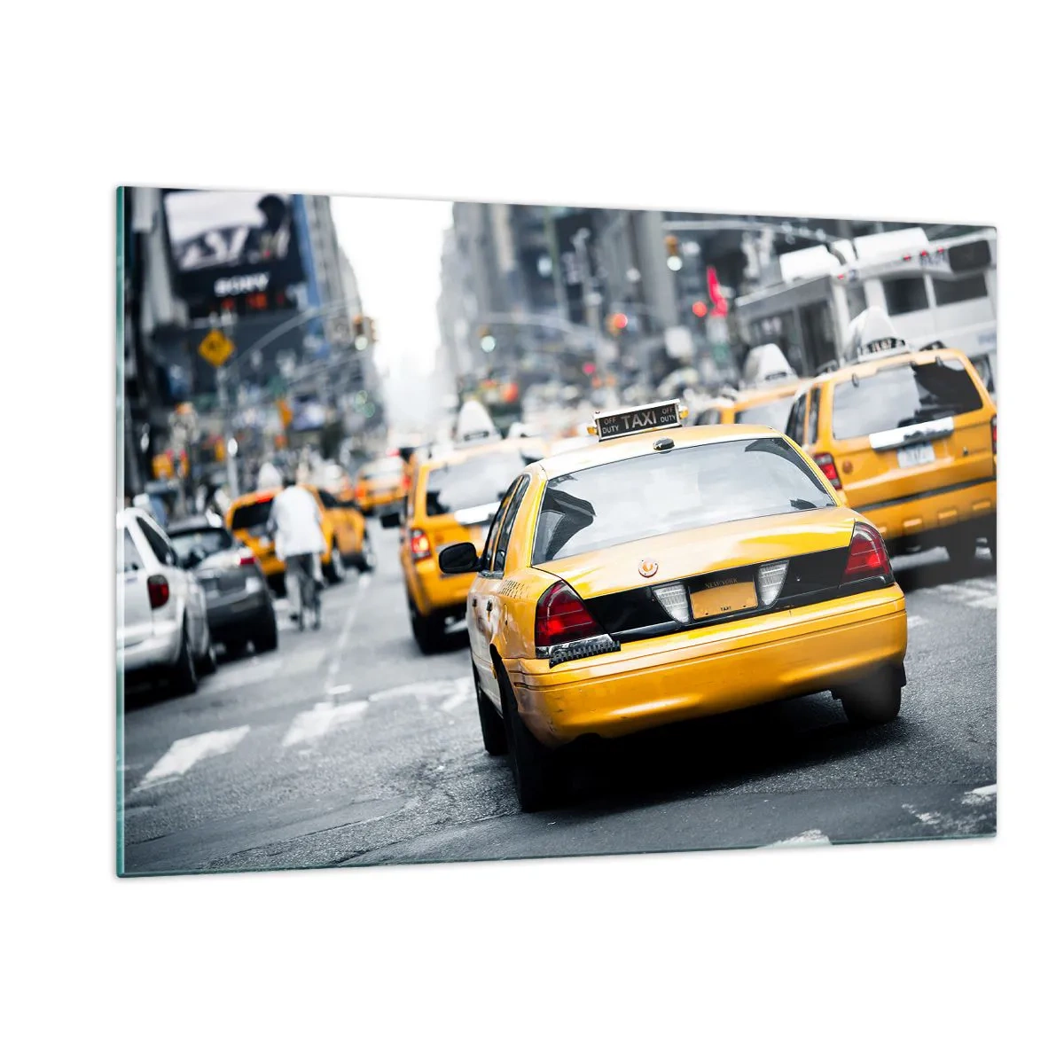 Impression sur verre - Image sur verre - Des taxis jaunes dans les rues de New York dans l'agitation de la ville - 120x80cm - Seulement dans cette ville - Décoration murale moderne pour le salon et la chambre ARTTOR