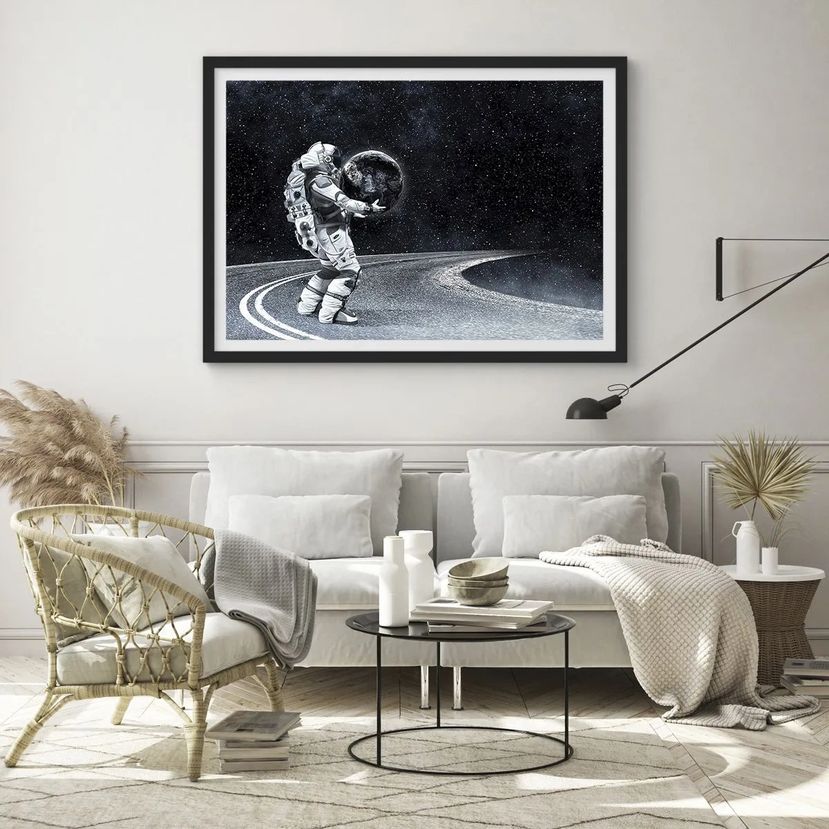 Affiche dans un cadre noir - Poster - Astronaute avec la Terre contre le ciel étoilé - 70x50cm - Sur la Voie Lactée - Décoration murale moderne pour le salon et la chambre ARTTOR