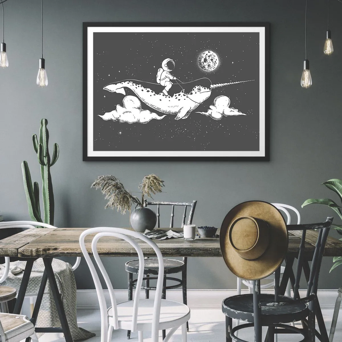 Affiche dans un cadre noir - Poster - Un astronaute sur le dos d'un narval flottant dans une scène spatiale. - 70x50cm - Cavalier de l'espace - Décoration murale moderne pour le salon et la chambre ARTTOR
