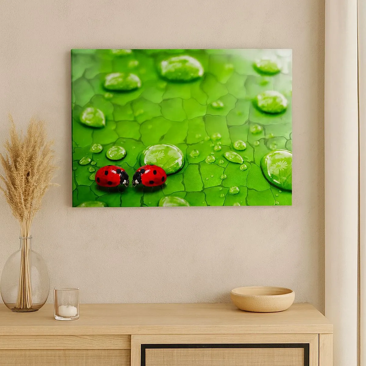 Impression sur toile - Image sur toile - Deux coccinelles sur une feuille avec des gouttes d'eau en macrophotographie - 70x50cm - Rendez-vous au vert - Décoration murale moderne pour le salon et la chambre ARTTOR