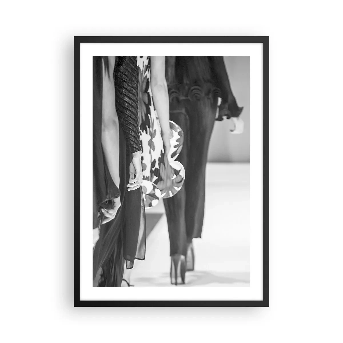 Affiche dans un cadre noir - Poster - Photographie en noir et blanc de mannequins sur le podium - 50x70cm - Un défilé stylé - Décoration murale moderne pour le salon et la chambre ARTTOR