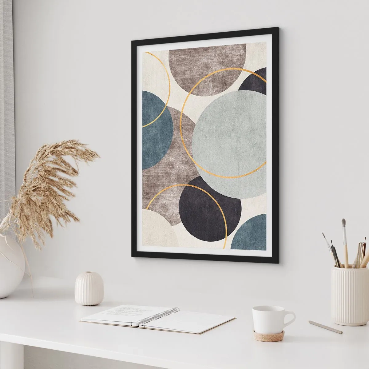 Affiche dans un cadre noir - Poster - Composition géométrique abstraite avec des cercles dans des tons de bleu. - 50x70cm - Cercles sur cercles - Décoration murale moderne pour le salon et la chambre ARTTOR