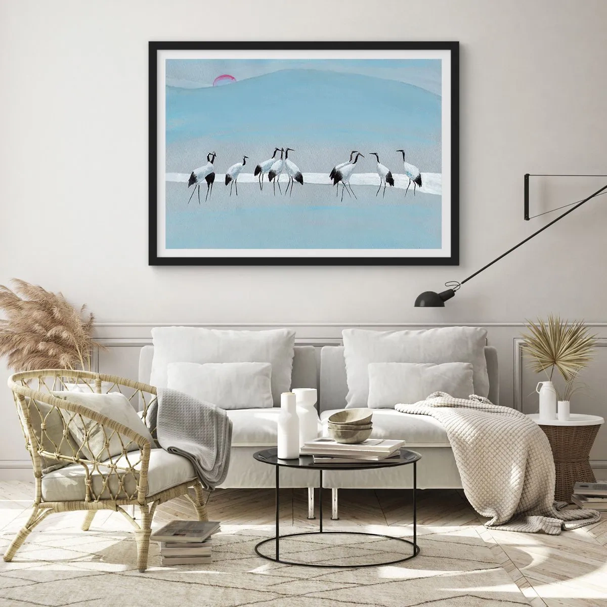 Affiche dans un cadre noir - Poster - Un groupe de grues contre un ciel bleu et le soleil levant - 100x70cm - Après une chaude journée - Décoration murale moderne pour le salon et la chambre ARTTOR