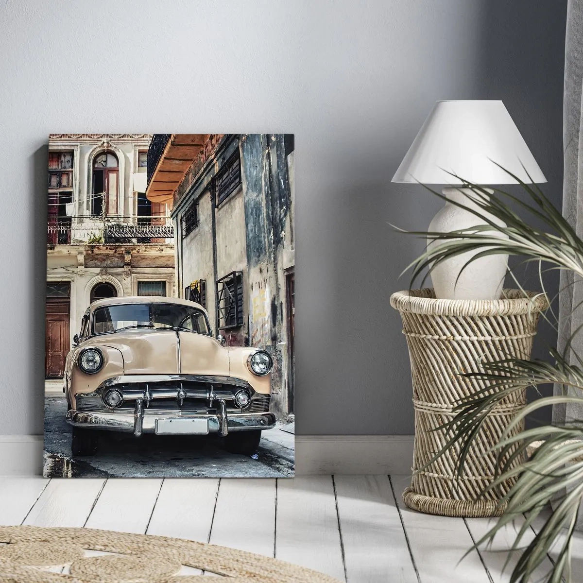 Impression sur toile - Image sur toile - Une voiture classique sur fond d'architecture urbaine - 50x70cm - Sieste à La Havane - Décoration murale moderne pour le salon et la chambre ARTTOR