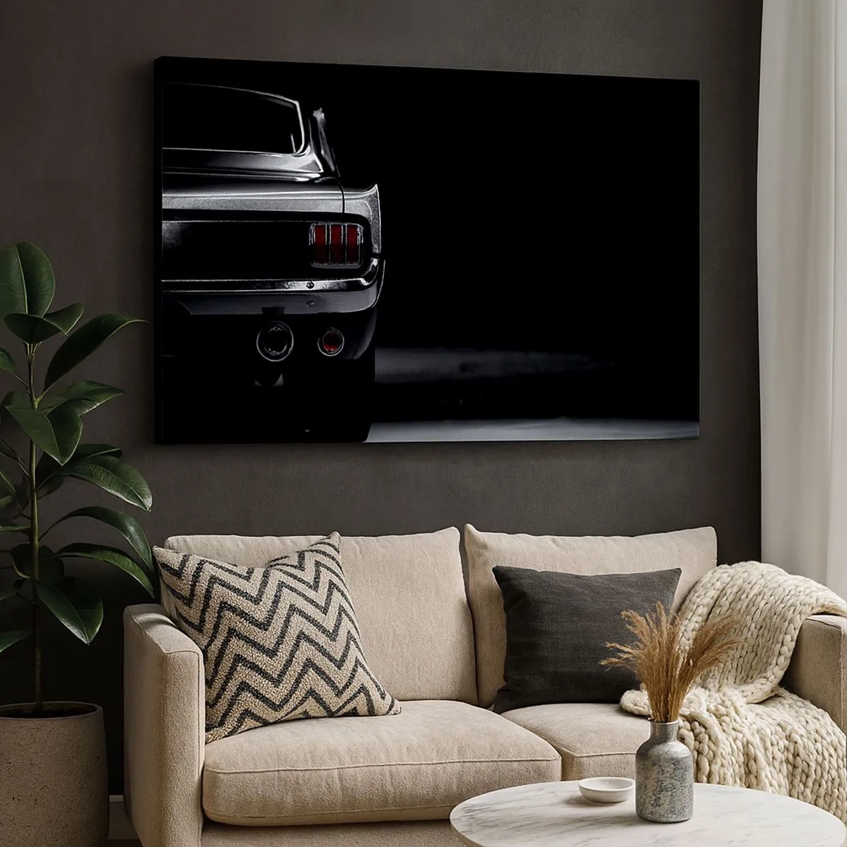 Impression sur toile - Image sur toile - Une image en noir et blanc de l'arrière d'une voiture classique sur un fond sombre. - 70x50cm - Le charme du classique - Décoration murale moderne pour le salon et la chambre ARTTOR