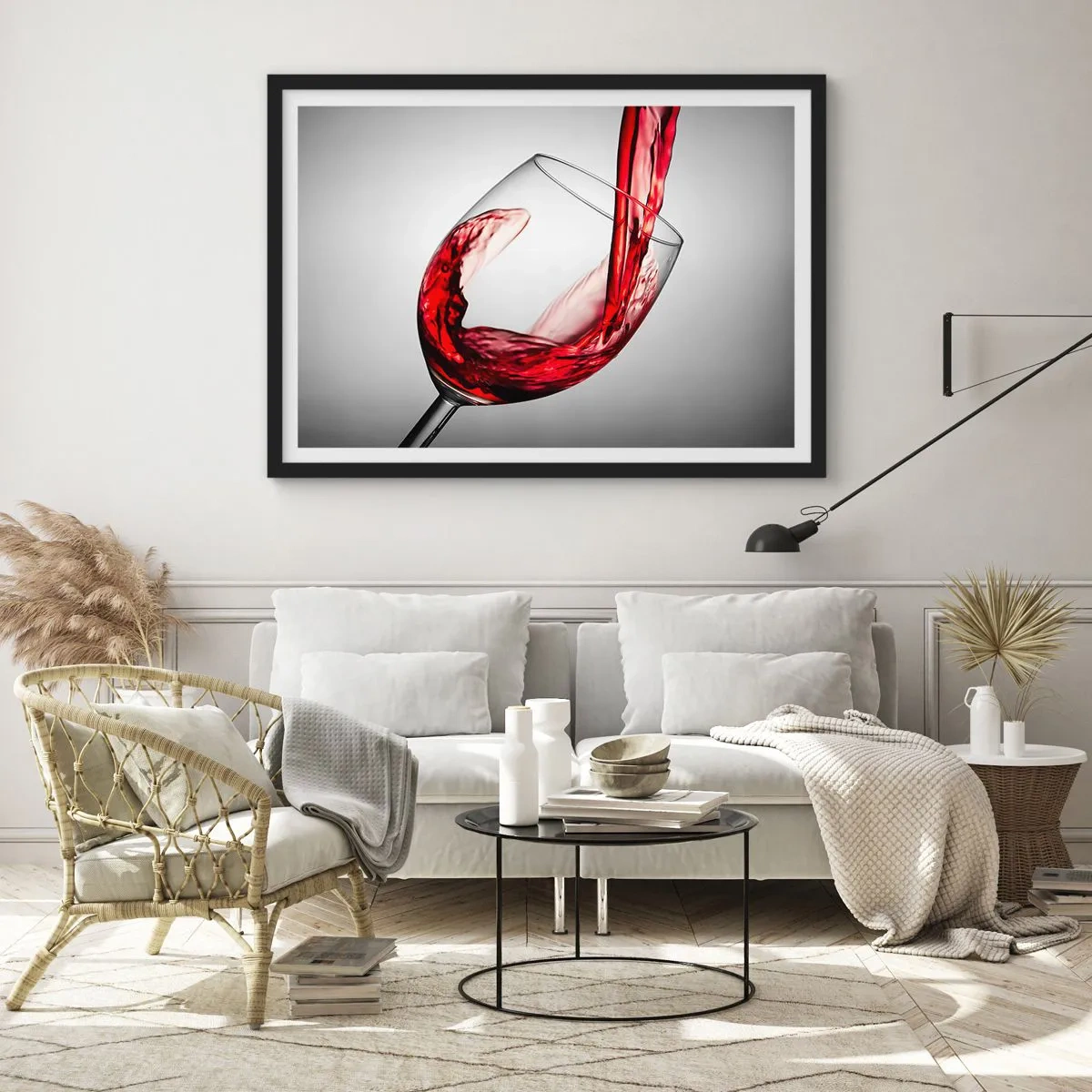 Affiche dans un cadre noir - Poster - Un verre de vin rouge versé sur un fond clair - 100x70cm - Nuance - mouvement - son - Décoration murale moderne pour le salon et la chambre ARTTOR
