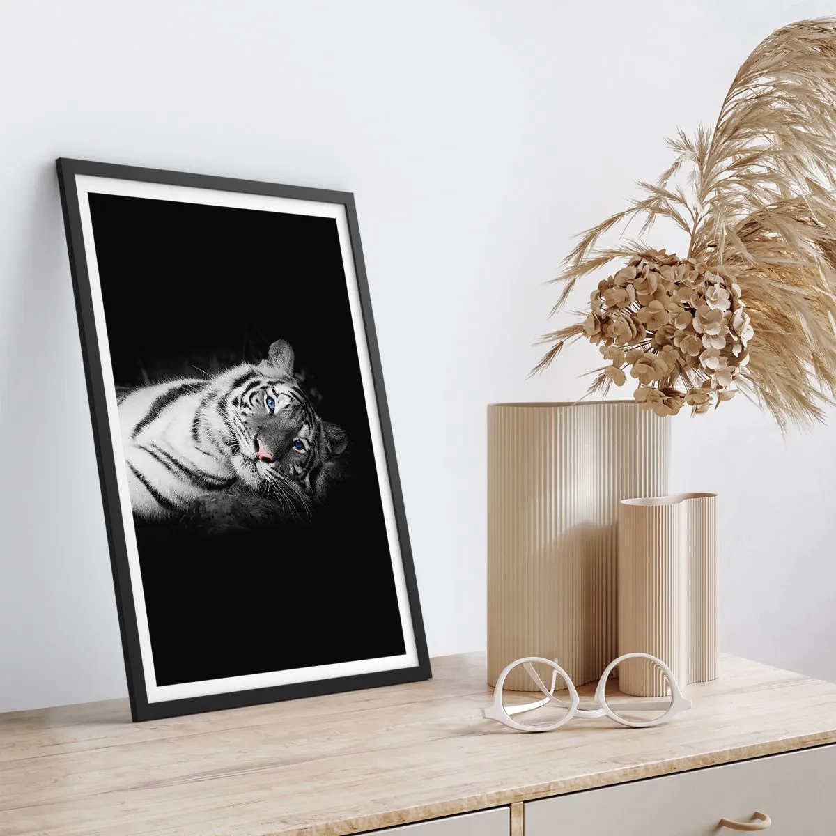 Affiche dans un cadre noir - Poster - Un tigre blanc dans une prise de vue contrastée sur un fond noir - 50x70cm - Sauvagerie et paix - Décoration murale moderne pour le salon et la chambre ARTTOR