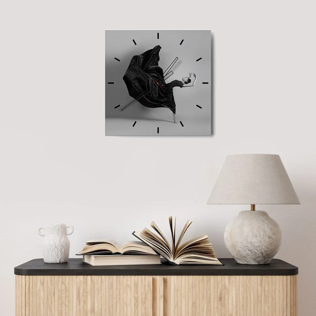 Horloge murale - Pendule murale - Une danseuse élégante en robe noire en mouvement - 30x30cm - Musique ailées - Décoration murale moderne pour le salon et la chambre ARTTOR