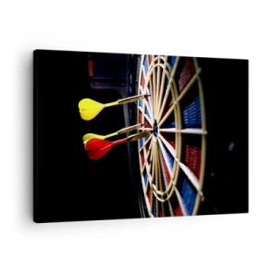 Impression sur toile - Image sur toile - Un jeu de fléchettes avec des fléchettes frappées sur un fond noir - 70x50cm - Droit au but - Décoration murale moderne pour le salon et la chambre ARTTOR