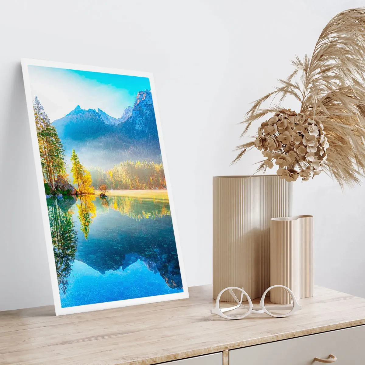 Affiche - Poster - Un lac de montagne entouré de forêt et de sommets se reflétant dans l'eau - 50x70cm - Majesté et douceur - Décoration murale moderne pour le salon et la chambre ARTTOR