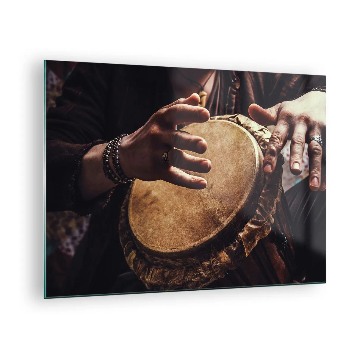 Impression sur verre - Image sur verre - Gros plan de mains jouant du djembé dans une lumière chaude. - 70x50cm - Au rythme du coeur - Décoration murale moderne pour le salon et la chambre ARTTOR