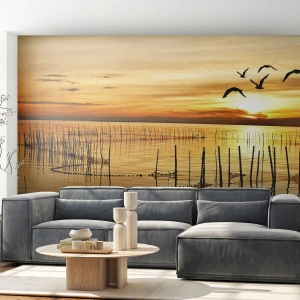 Papier Peint Photo Premium Sand - Coucher de soleil doré sur un lac calme avec des oiseaux - 100x70cm - À la pêche - Décoration murale moderne pour le salon et la chambre ARTTOR