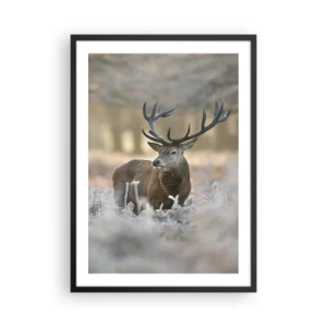 Affiche dans un cadre noir - Poster - Un cerf majestueux dans un décor de forêt hivernale - 50x70cm - Une matinée animée - Décoration murale moderne pour le salon et la chambre ARTTOR