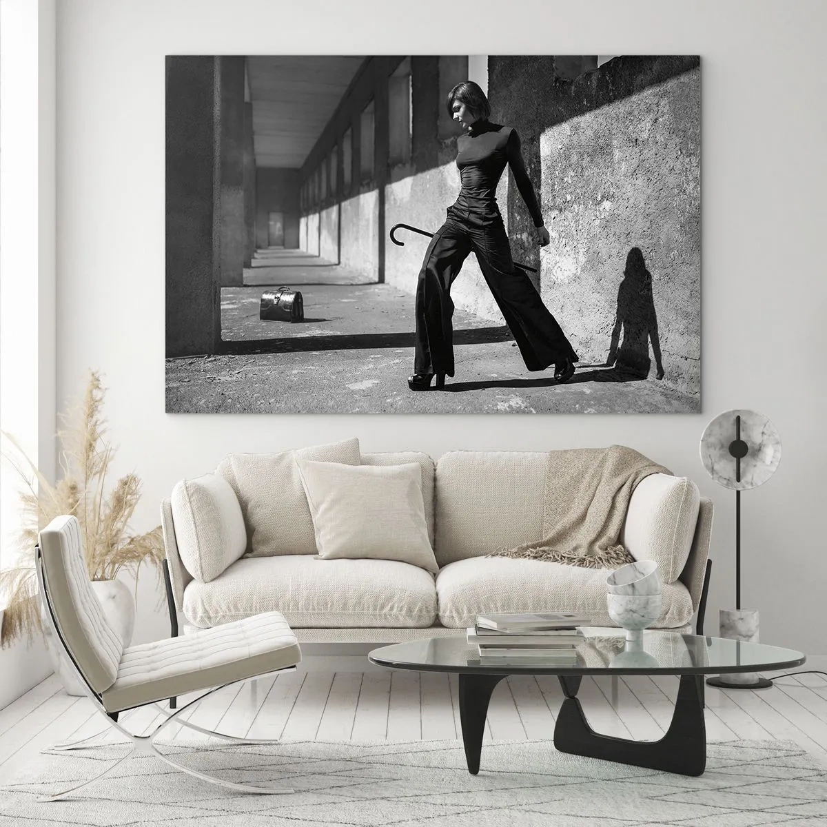 Impression sur verre - Image sur verre - Photographie en noir et blanc d'une femme en tenue élégante dans un cadre urbain. - 70x50cm - Élégance urbaine - Décoration murale moderne pour le salon et la chambre ARTTOR