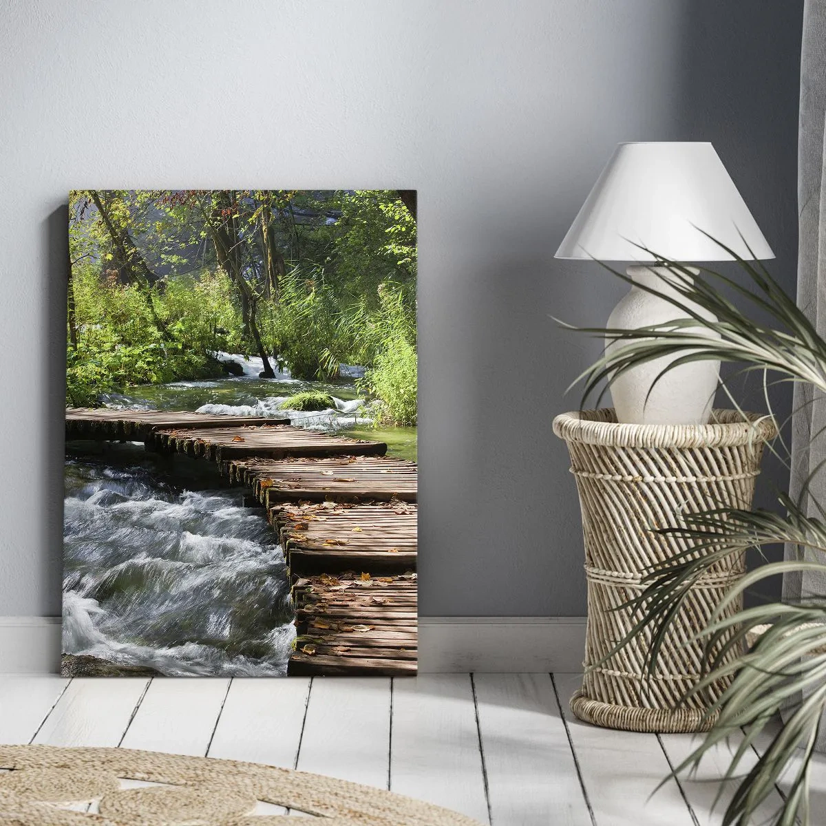 Impression sur toile - Image sur toile - Un pont en bois sur un ruisseau tumultueux entouré par la verdure de la forêt. - 70x100cm - Au-dessus de la cascade mousseuse - Décoration murale moderne pour le salon et la chambre ARTTOR