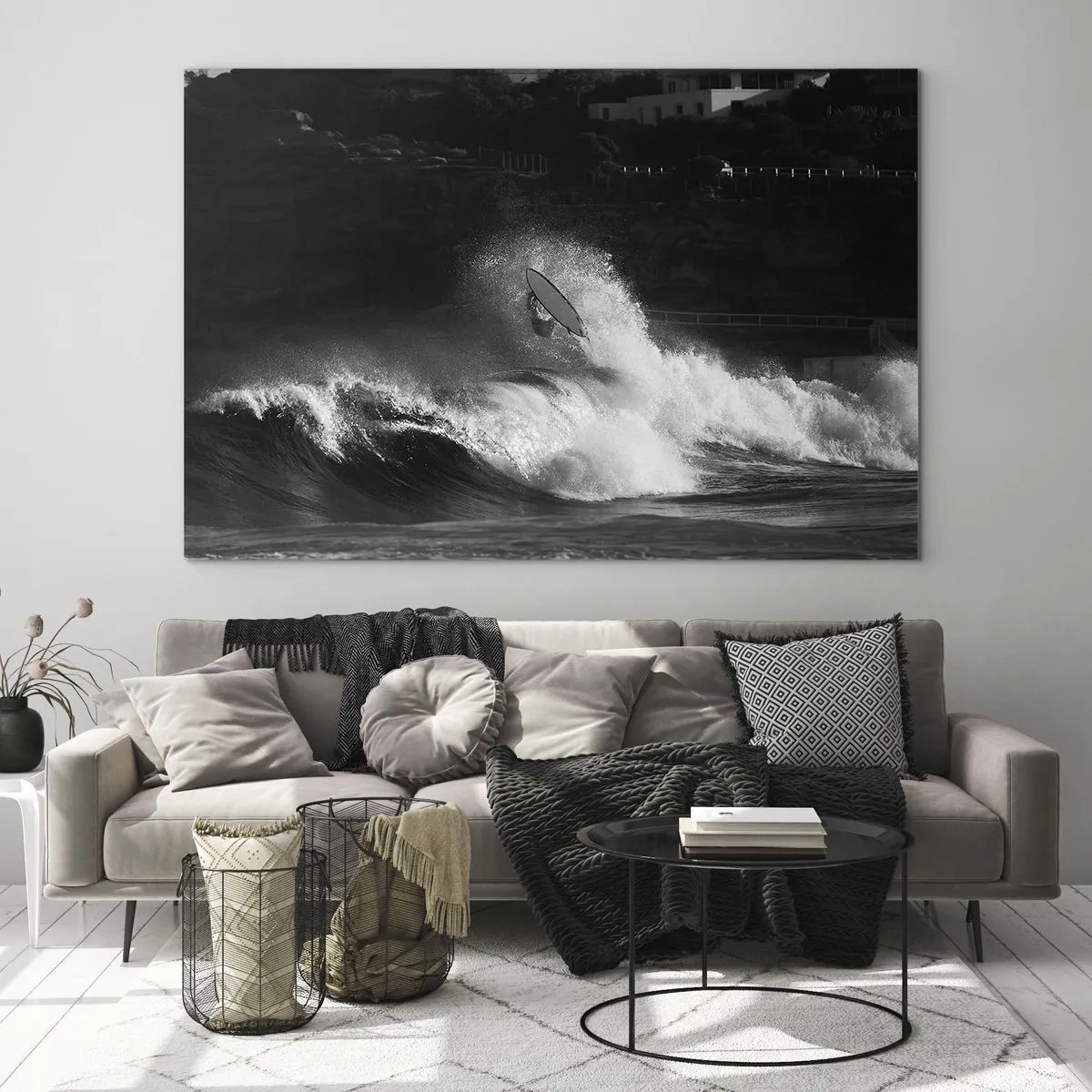 Impression sur verre - Image sur verre - Un surfeur sur une vague capturé dans une photographie en noir et blanc - 120x80cm - Défi accepté! - Décoration murale moderne pour le salon et la chambre ARTTOR