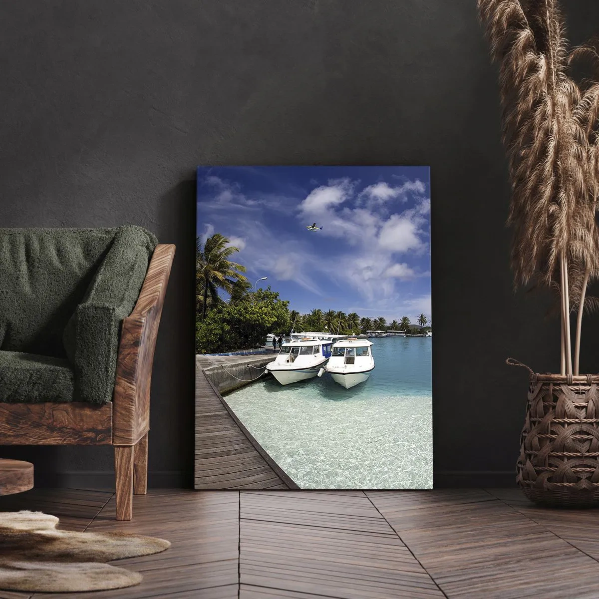 Impression sur toile - Image sur toile - Une jetée sur une mer turquoise avec des bateaux et des palmiers - 50x70cm - Et cependant, le paradis existe bien - Décoration murale moderne pour le salon et la chambre ARTTOR