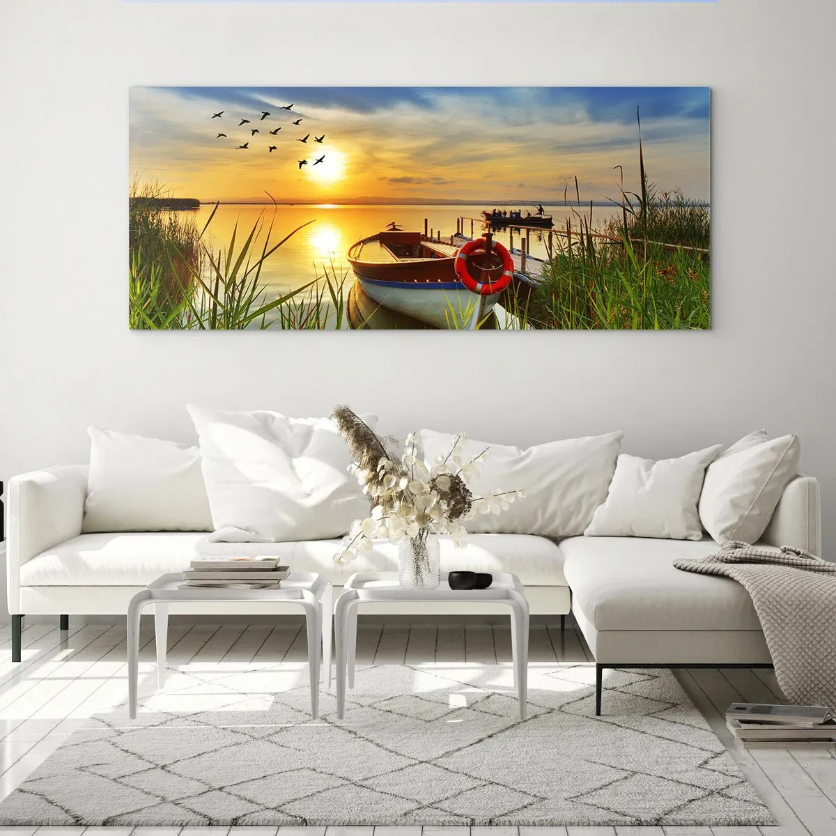 Impression sur verre - Image sur verre - Un bateau sur la rive d'un lac au coucher du soleil - 120x50cm - Les cormorans s'envolent déjà - Décoration murale moderne pour le salon et la chambre ARTTOR