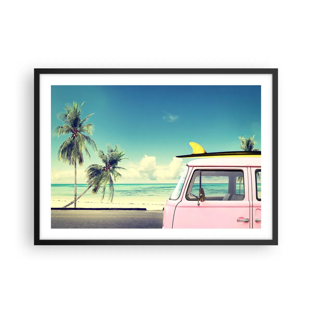 Affiche dans un cadre noir - Poster - Une camionnette rose avec une planche de surf sur une plage tropicale. - 70x50cm - Il est temps de commencer les vacances - Décoration murale moderne pour le salon et la chambre ARTTOR