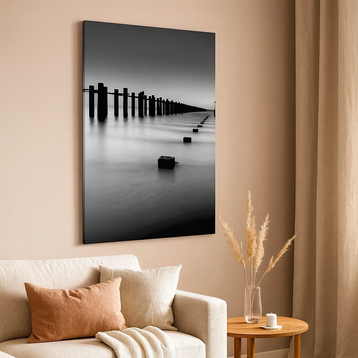 Impression sur toile - Image sur toile - Poteaux en bois et blocs de béton immergés dans l'eau dans des tons noirs et blancs - 50x70cm - Distance grise dans le brouillard - Décoration murale moderne pour le salon et la chambre ARTTOR