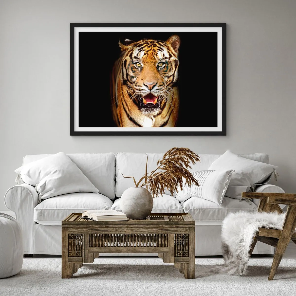 Affiche dans un cadre noir - Poster - Un tigre avec la gueule ouverte sur un fond noir - 70x50cm - Le coeur sauvageon - Décoration murale moderne pour le salon et la chambre ARTTOR