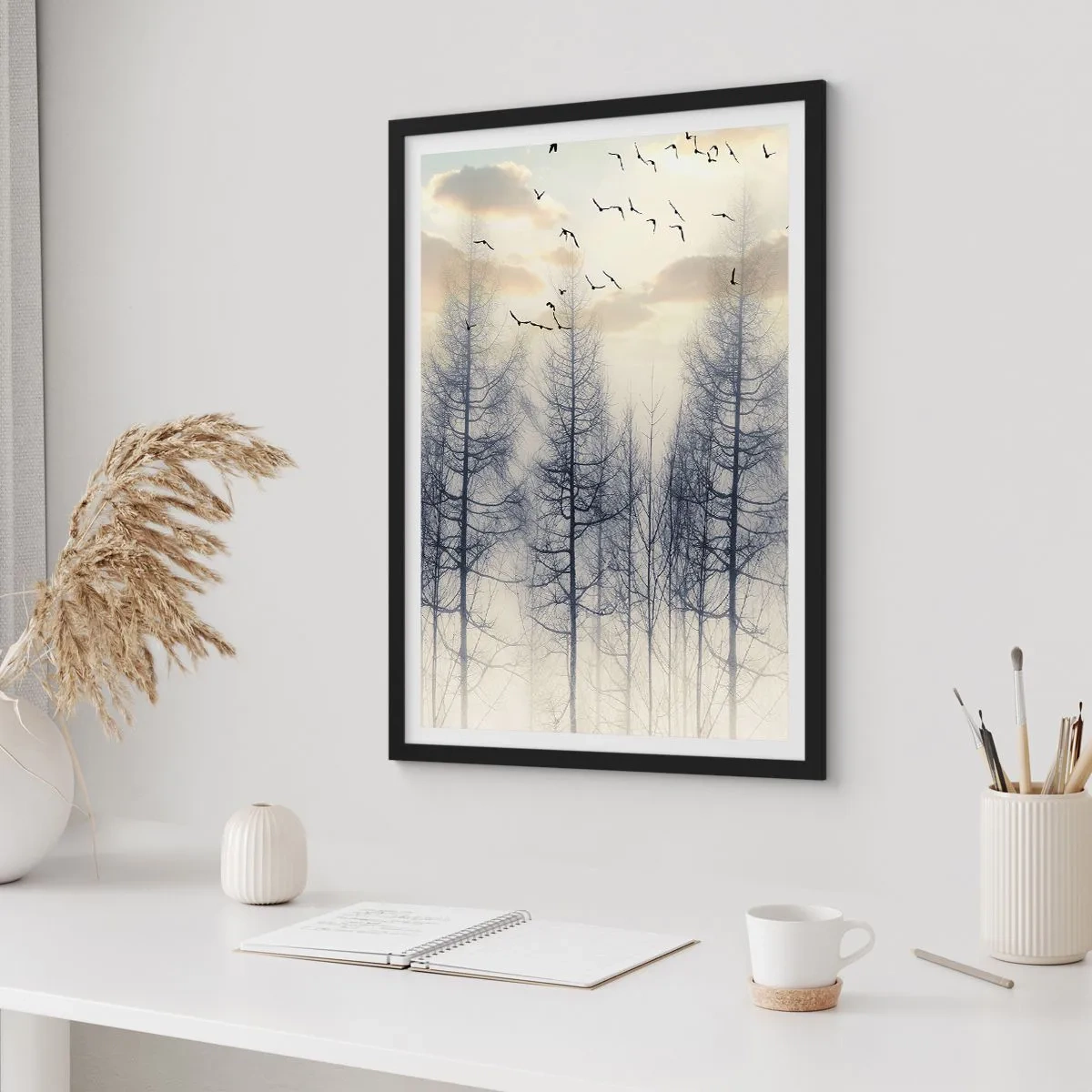 Affiche dans un cadre noir - Poster - Une forêt brumeuse avec de grands arbres et des oiseaux volants le matin - 50x70cm - L'âme de la forêt - Décoration murale moderne pour le salon et la chambre ARTTOR
