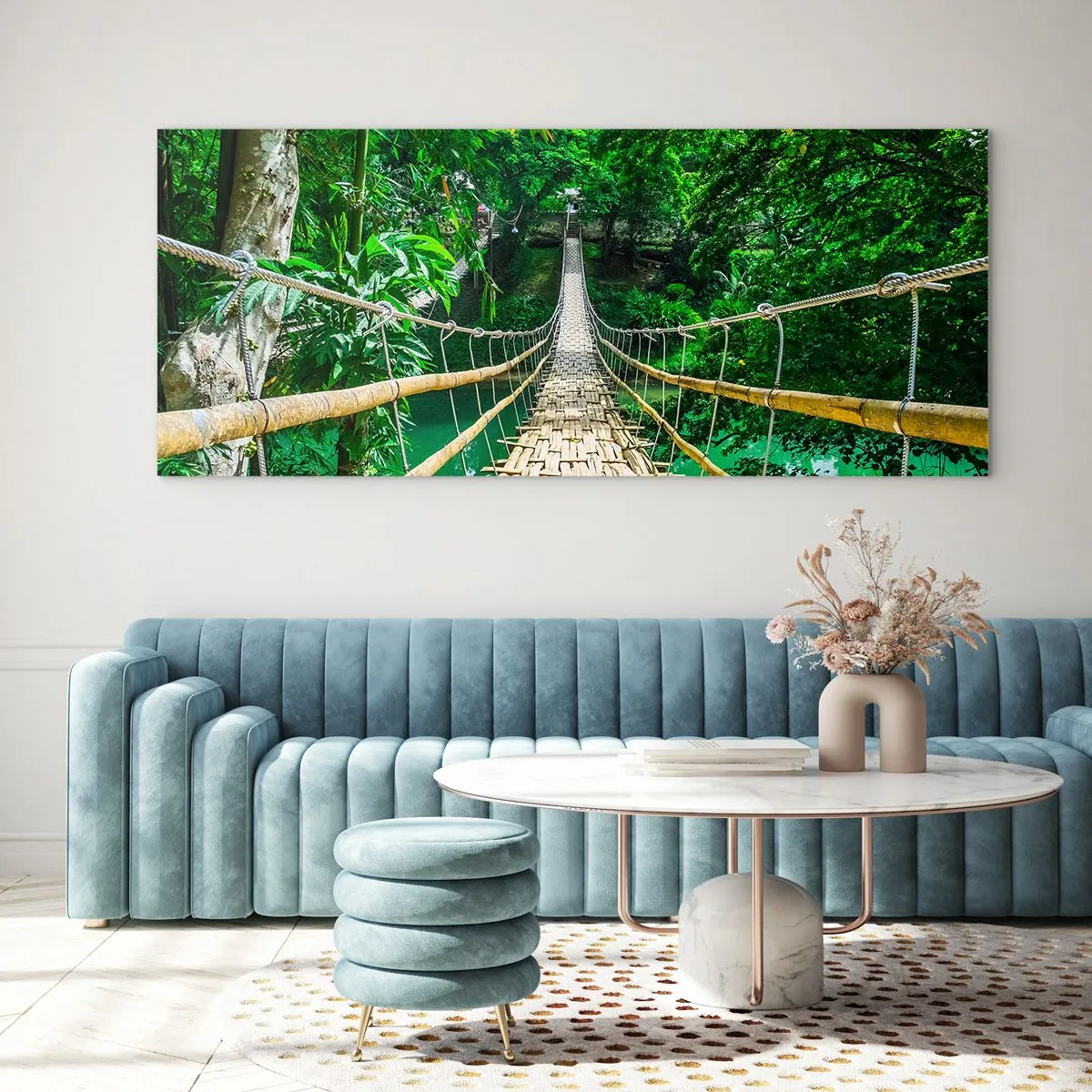 Impression sur verre - Image sur verre - Un pont suspendu en bambou entouré de verdure - 140x50cm - Pont de singe en pleine nature - Décoration murale moderne pour le salon et la chambre ARTTOR