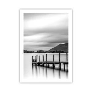 Affiche - Poster - Scène en noir et blanc avec un lac, une jetée et des montagnes - 50x70cm - Douceur et force - Décoration murale moderne pour le salon et la chambre ARTTOR