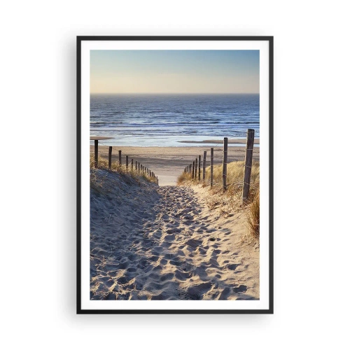 Affiche dans un cadre noir - Poster - Le bruit de la mer, le chant des oiseaux, une plage sauvage parmi les herbes… - 70x100 cm
