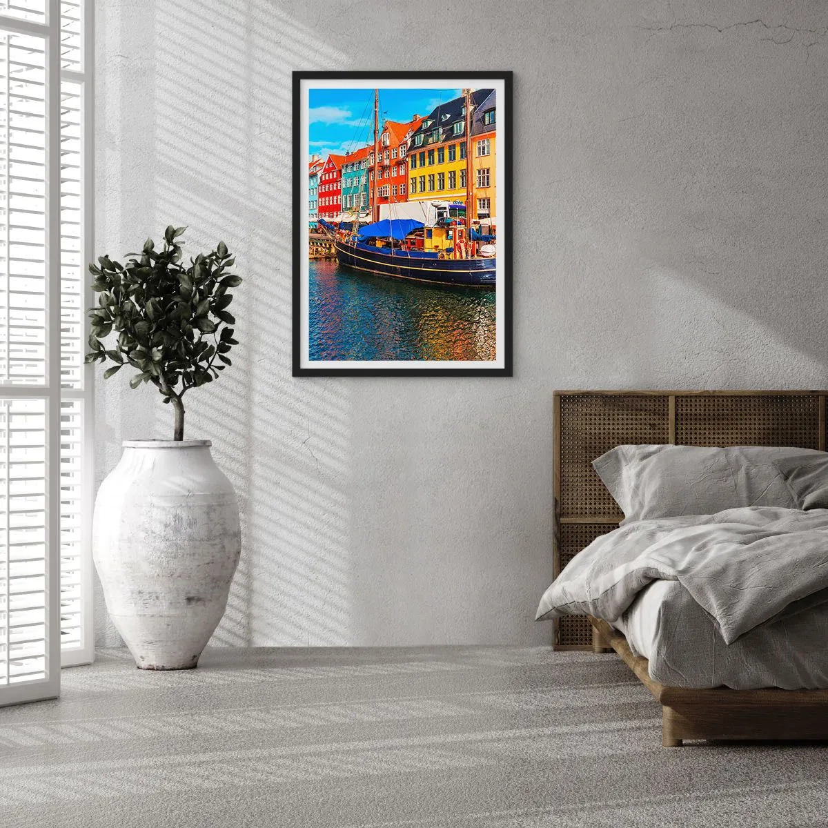 Affiche dans un cadre noir - Poster - Maisons colorées sur un canal avec un bateau - 50x70cm - Quai joyeux - Décoration murale moderne pour le salon et la chambre ARTTOR