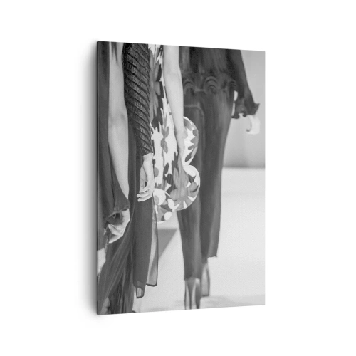 Impression sur toile - Image sur toile - Une scène de défilé en noir et blanc montrant les détails des robes et des silhouettes des mannequins. - 70x100cm - Un défilé stylé - Décoration murale moderne pour le salon et la chambre ARTTOR