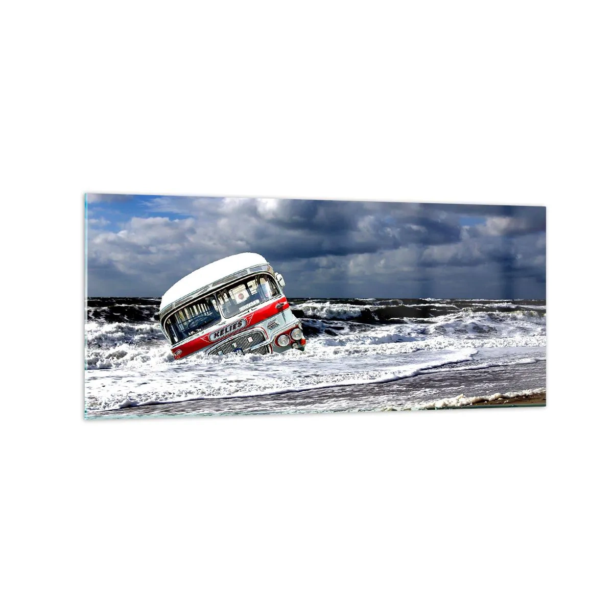 Impression sur verre - Image sur verre - Un bus coulé sur la plage au milieu des vagues et d'une mer agitée - 120x50cm - Et qu'est-ce qui vous étonne ? - Décoration murale moderne pour le salon et la chambre ARTTOR