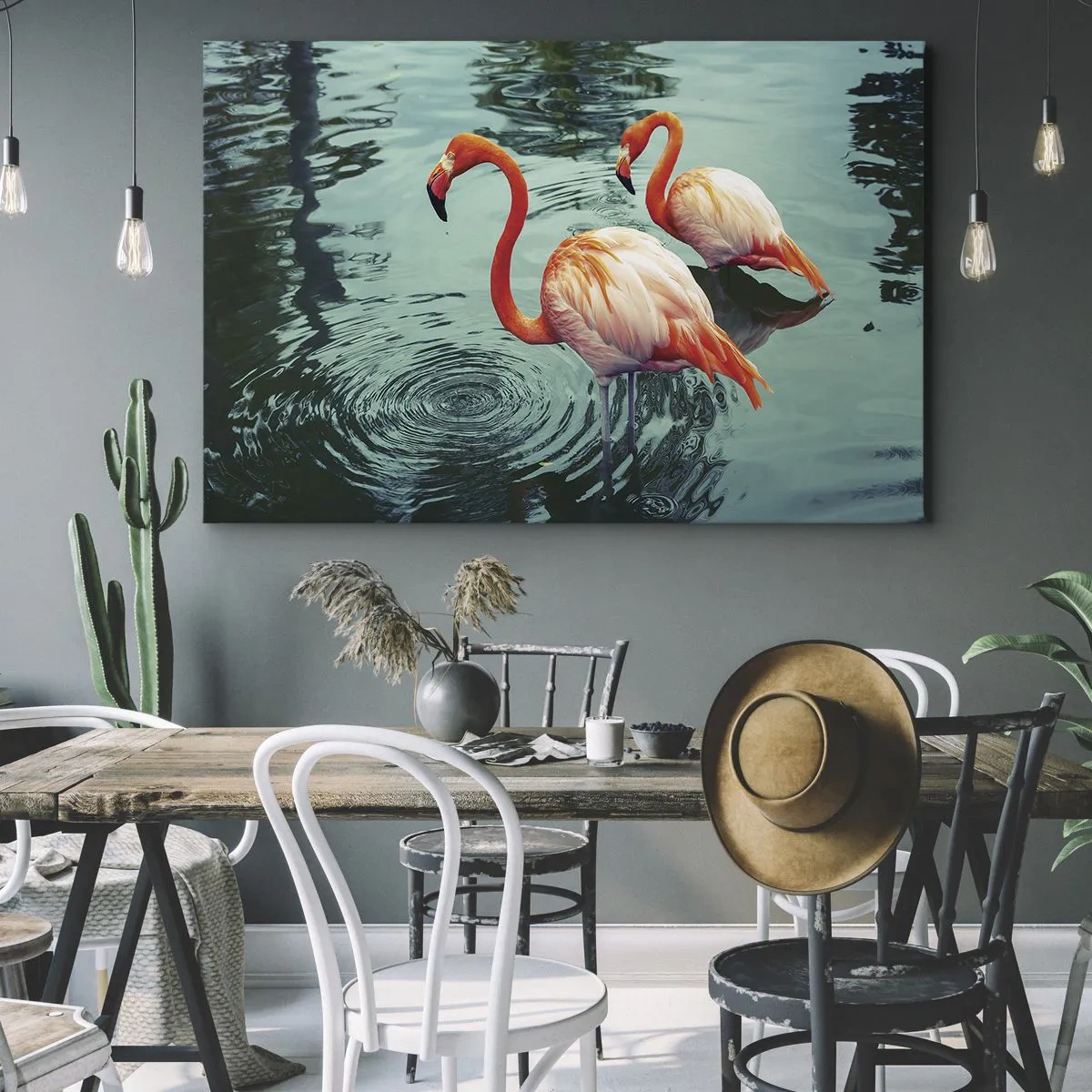 Impression sur toile - Image sur toile - Deux flamants roses dans l'eau calme reflétant leur environnement - 120x80cm - Nous sommes à la mode maintenant - Décoration murale moderne pour le salon et la chambre ARTTOR
