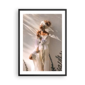 Affiche dans un cadre noir - Poster - Femme élégante dans une robe bohème contre un mur clair - 50x70cm - Le soleil et la fille - Décoration murale moderne pour le salon et la chambre ARTTOR