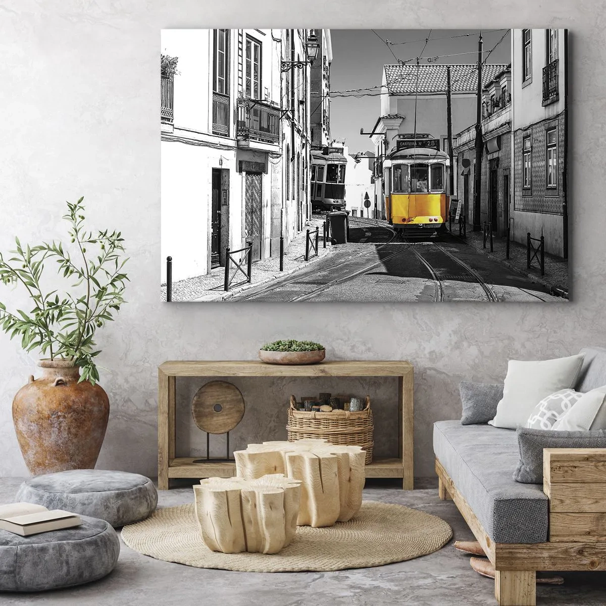 Impression sur toile - Image sur toile - Un tramway jaune dans les rues de Lisbonne dans un décor monochrome - 70x50cm - L'âme de Lisbonne - Décoration murale moderne pour le salon et la chambre ARTTOR