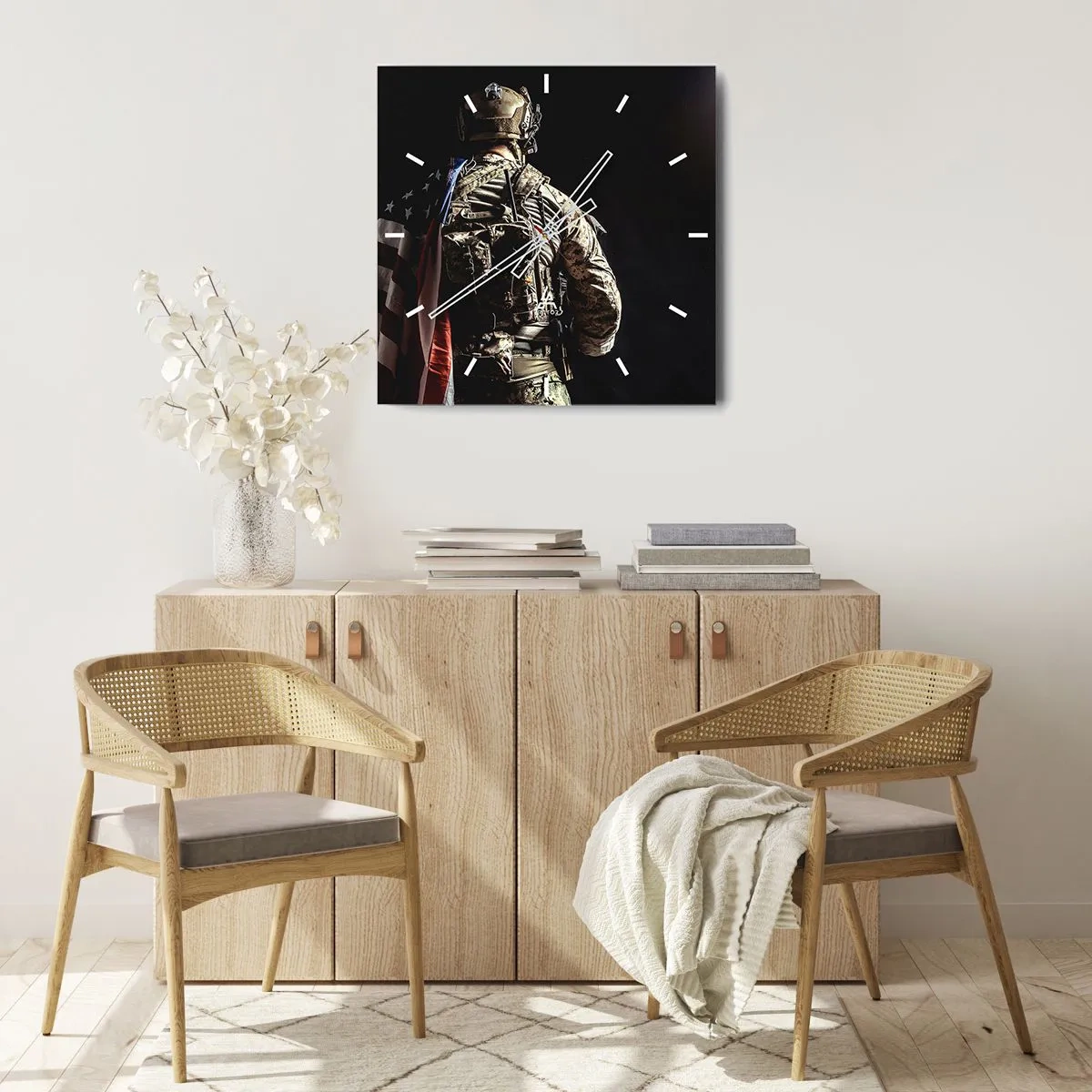 Horloge murale - Pendule murale - Un soldat en uniforme avec un drapeau sur un fond sombre - 30x30cm - C'est exactement pour ça - Décoration murale moderne pour le salon et la chambre ARTTOR