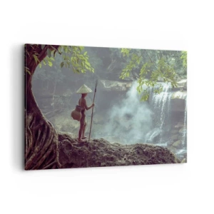 Impression sur toile - Image sur toile - Une figure avec une lance près d'une cascade dans une forêt tropicale - 120x80cm - Lier d'amitié avec la nature - Décoration murale moderne pour le salon et la chambre ARTTOR