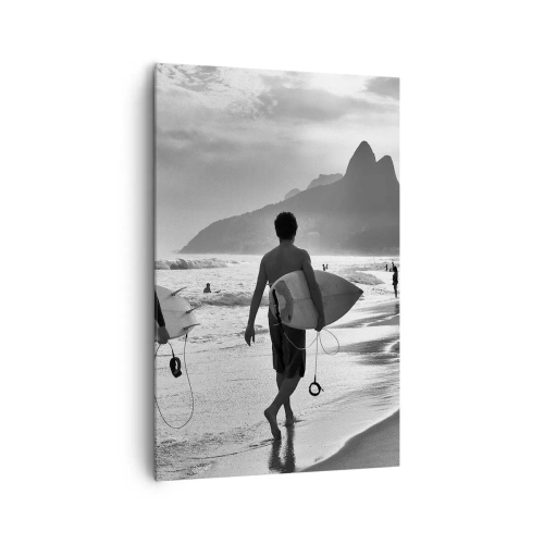 Impression sur toile - Image sur toile - Deux surfeurs marchant sur la plage avec leurs planches en noir et blanc. - 80x120cm - Samba sur une vague - Décoration murale moderne pour le salon et la chambre ARTTOR