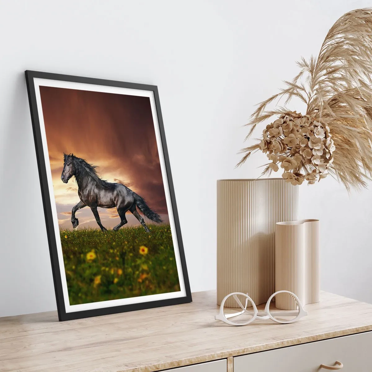 Affiche dans un cadre noir - Poster - Un cheval noir galope à travers un pré à la lumière du soleil couchant. - 50x70cm - Livres noirs - Décoration murale moderne pour le salon et la chambre ARTTOR