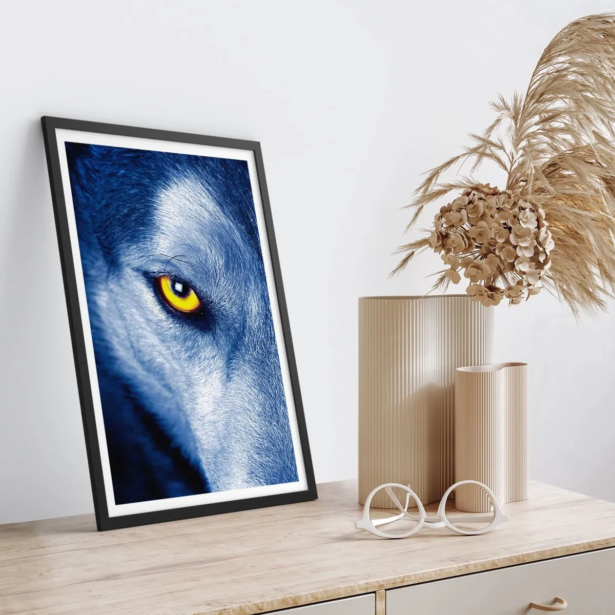 Affiche dans un cadre noir - Poster - Gros plan de l'œil jaune d'un loup dans un ton bleu - 50x70cm - Regars hypnotique - Décoration murale moderne pour le salon et la chambre ARTTOR