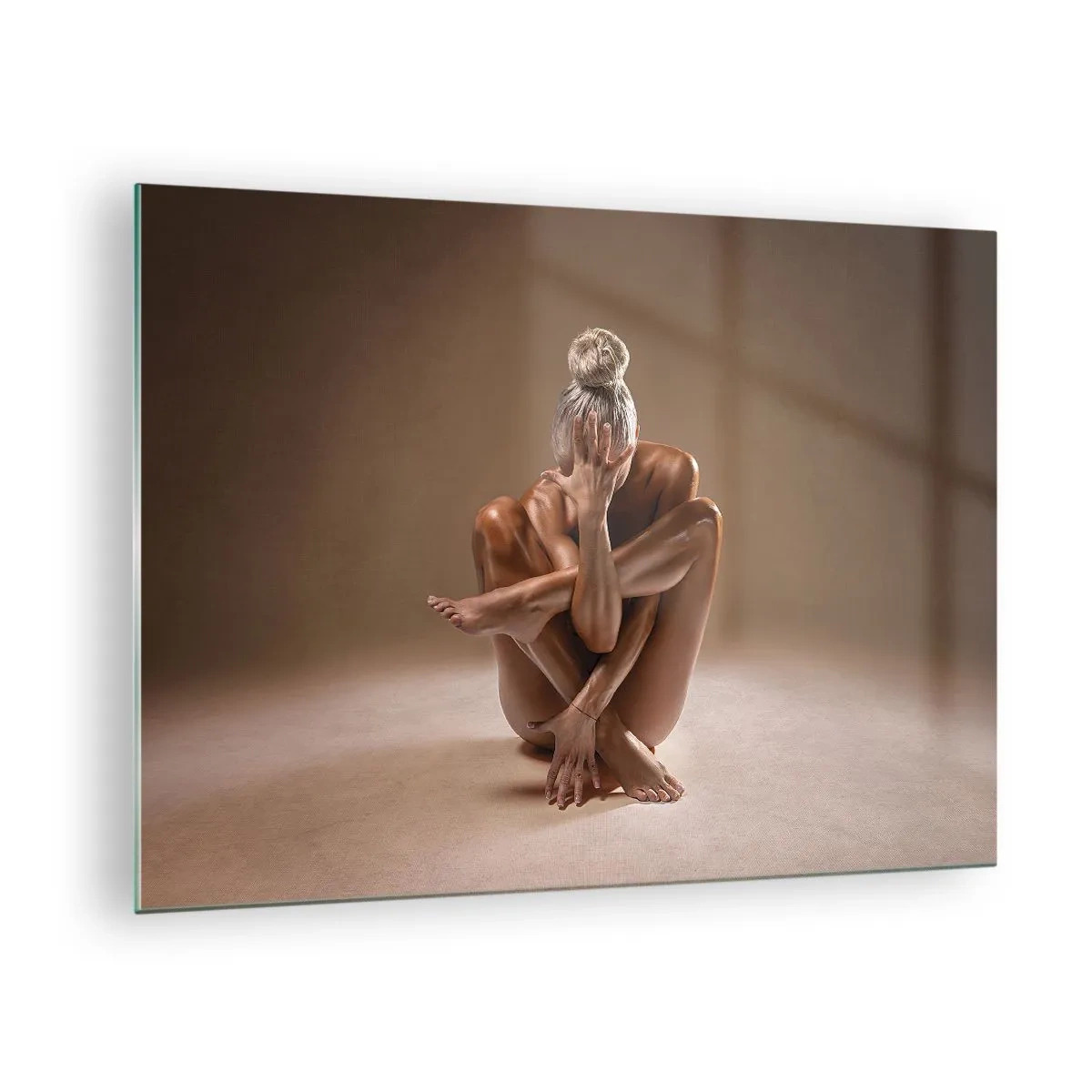 Impression sur verre - Image sur verre - Une femme sensuelle dans une pose artistique sur un fond d'ombre. - 70x50cm - Unité du corps et de l'âme - Décoration murale moderne pour le salon et la chambre ARTTOR