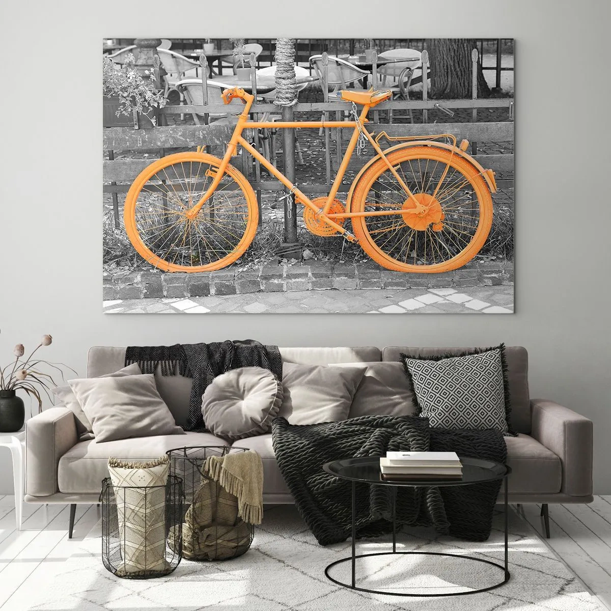 Impression sur verre - Image sur verre - Illustration d'un vélo peint en orange sur un fond noir et blanc. - 120x80cm - Allez, je vais attendre ici - Décoration murale moderne pour le salon et la chambre ARTTOR