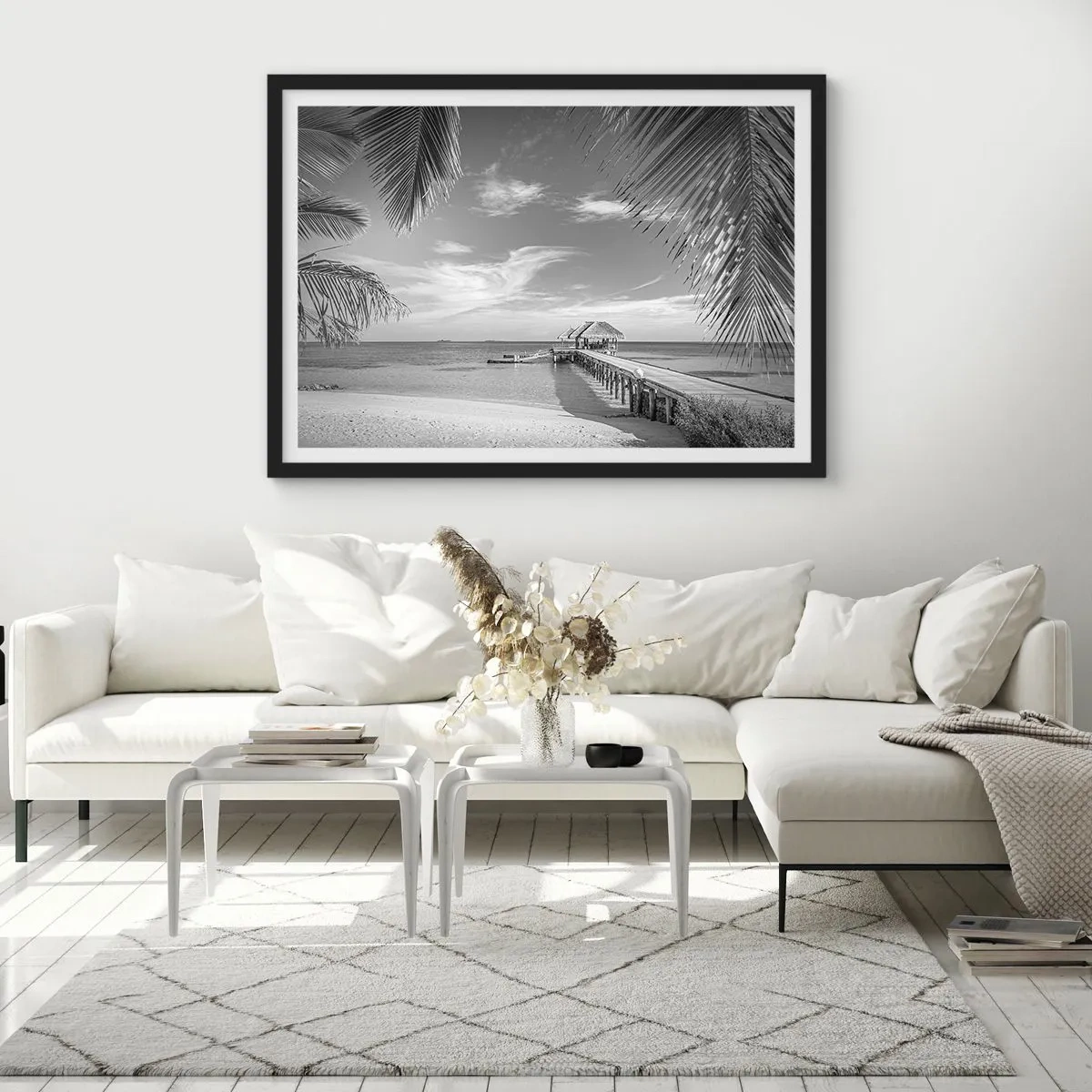 Affiche dans un cadre noir - Poster - Plage noire et blanche avec jetée et palmiers sur une côte tropicale - 70x50cm - Souvenirs ou rêve? - Décoration murale moderne pour le salon et la chambre ARTTOR
