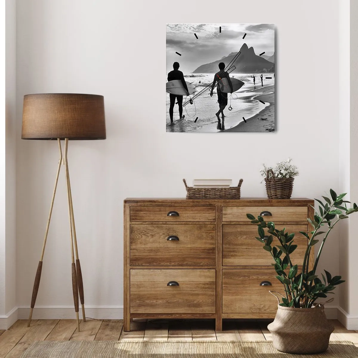 Horloge murale - Pendule murale - Deux surfeurs marchant sur la plage avec leurs planches en noir et blanc. - 30x30cm - Samba sur une vague - Décoration murale moderne pour le salon et la chambre ARTTOR