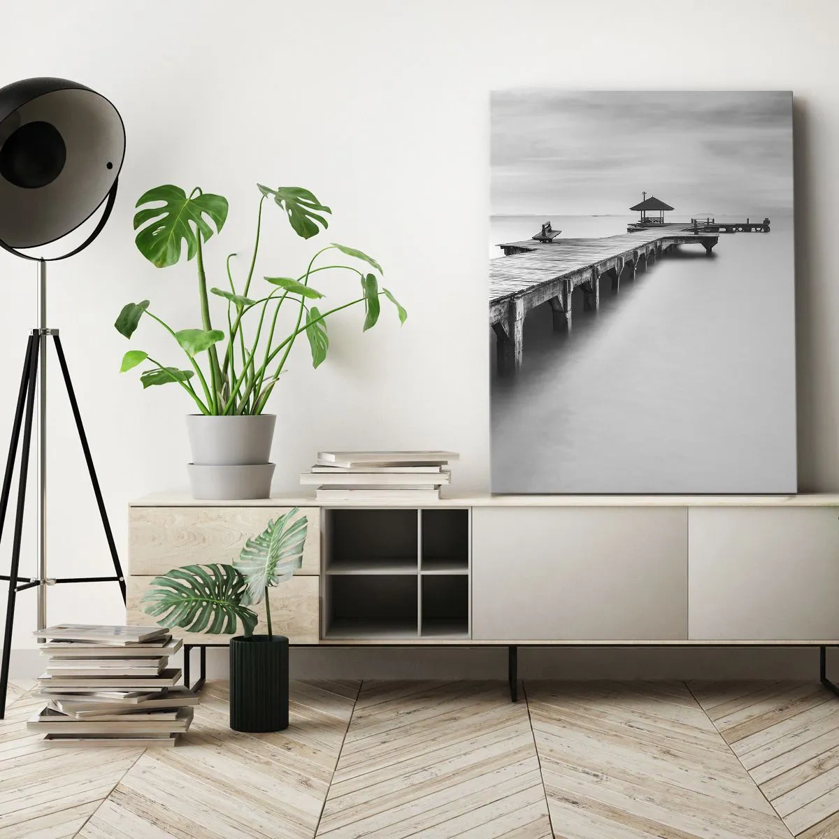Impression sur toile - Image sur toile - Une vue en noir et blanc d'une jetée en bois sur une eau calme. - 50x70cm - À l'horizon - Décoration murale moderne pour le salon et la chambre ARTTOR