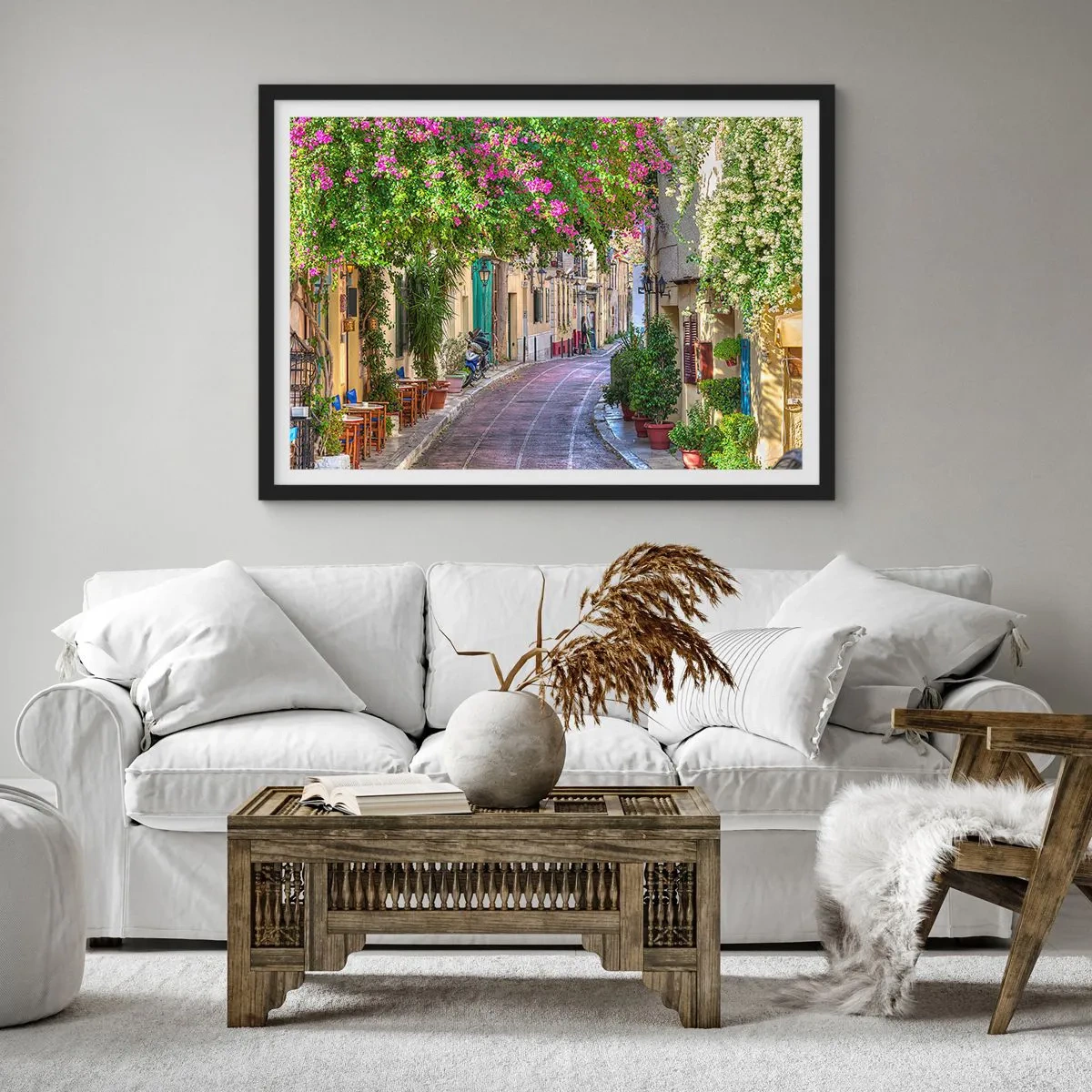 Affiche dans un cadre noir - Poster - Une charmante rue avec des vignes fleuries et des tables de café - 70x50cm - Allée fleurie - Décoration murale moderne pour le salon et la chambre ARTTOR