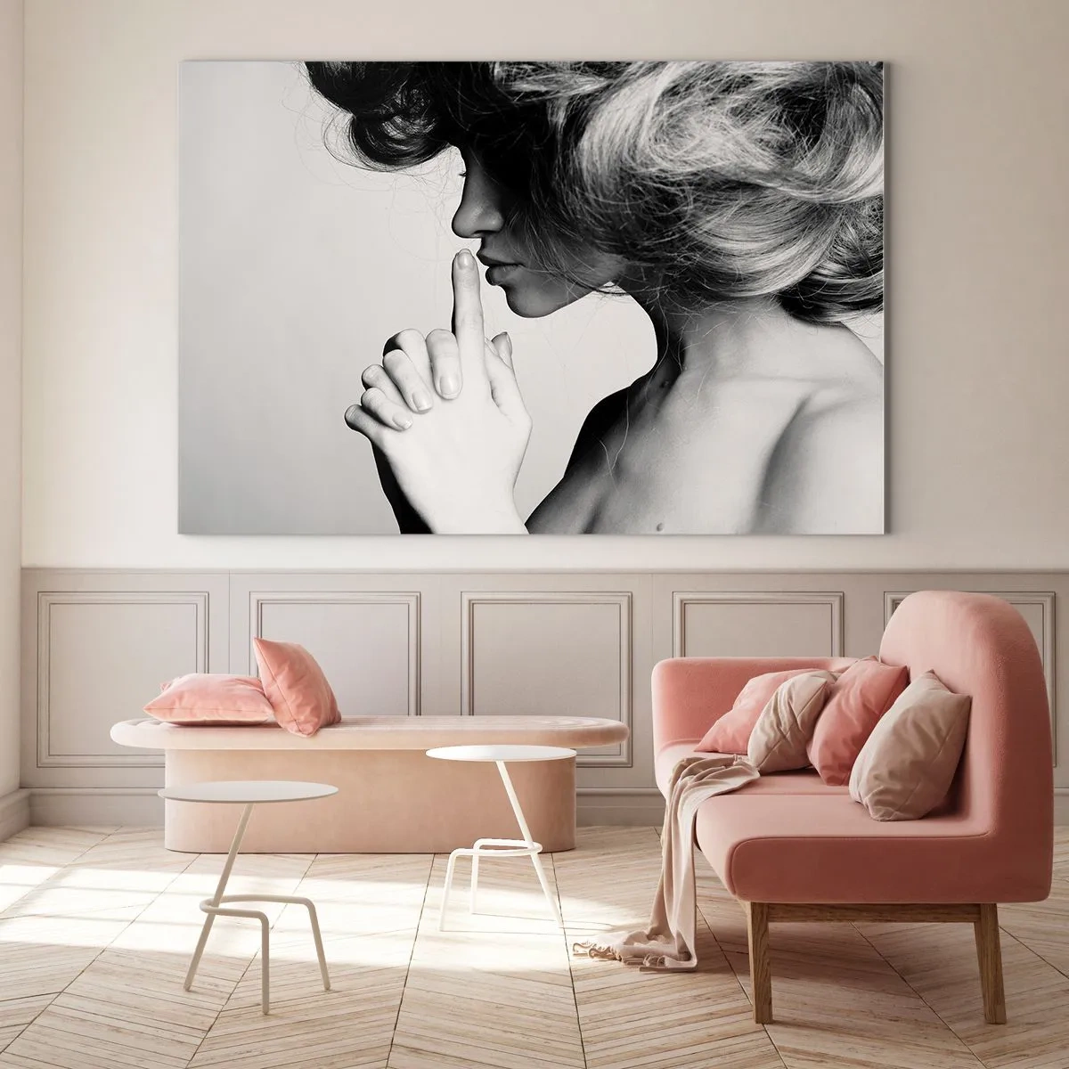 Impression sur verre - Image sur verre - Une femme sur une photographie en noir et blanc faisant un geste pour le silence - 120x80cm - A l'écoute d'elle-même - Décoration murale moderne pour le salon et la chambre ARTTOR
