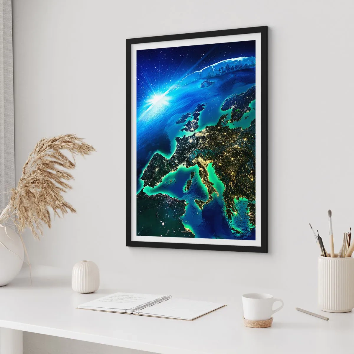 Affiche dans un cadre noir - Poster - Une vue d'Europe depuis l'espace, éclairée par des lumières nocturnes. - 50x70cm - Europe pétillante - Décoration murale moderne pour le salon et la chambre ARTTOR