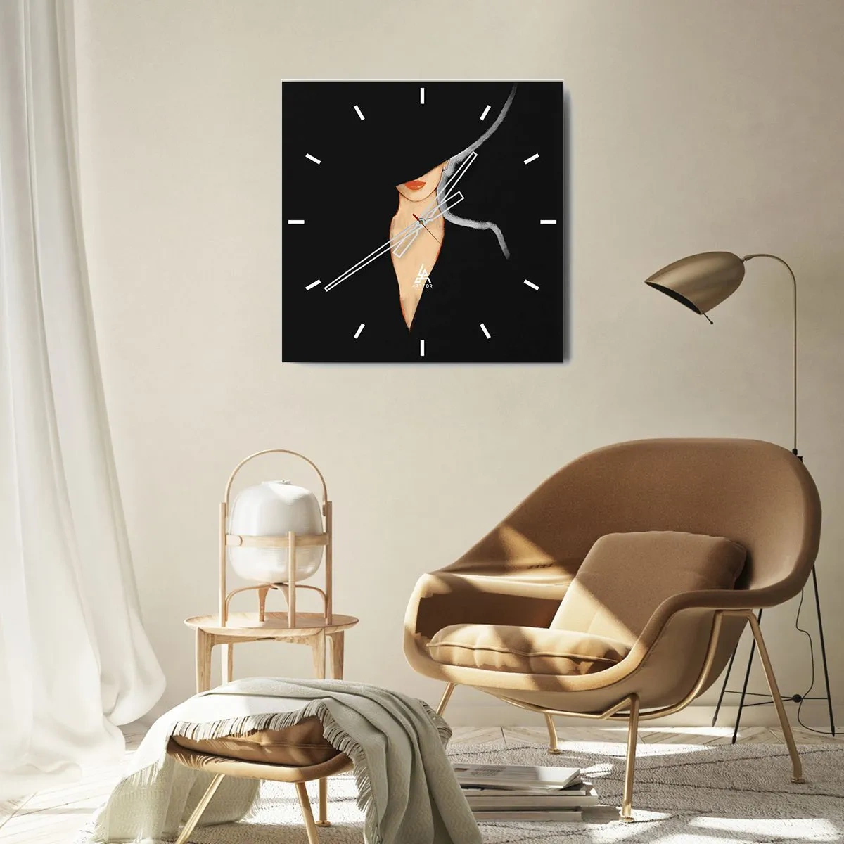 Horloge murale - Pendule murale - Silhouette d'une femme au chapeau sur fond noir - 30x30cm - Élégance et style - Décoration murale moderne pour le salon et la chambre ARTTOR