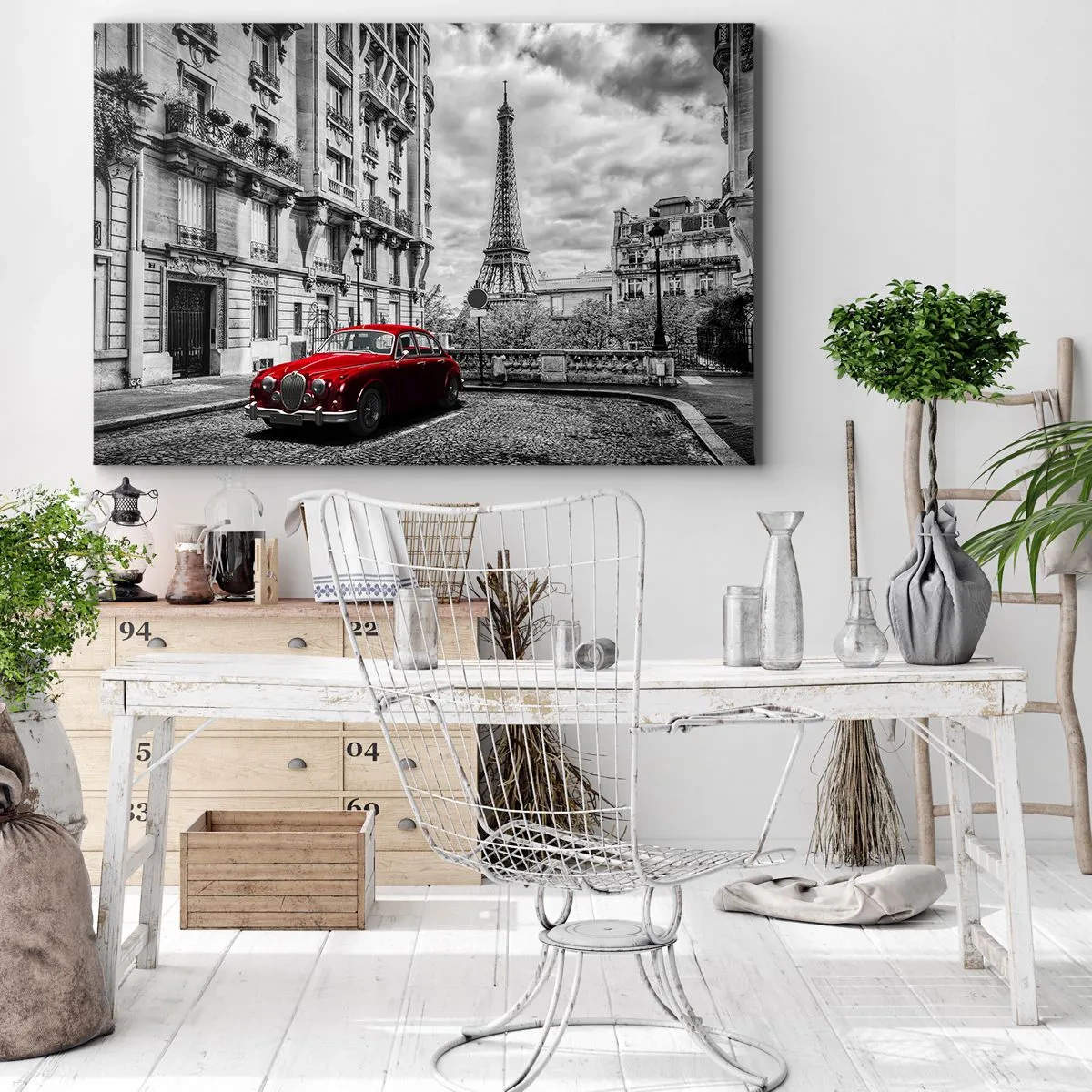 Impression sur toile - Image sur toile - Une voiture rouge avec la Tour Eiffel en arrière-plan dans un décor noir et blanc - 70x50cm - Prédateur dans la ville - Décoration murale moderne pour le salon et la chambre ARTTOR